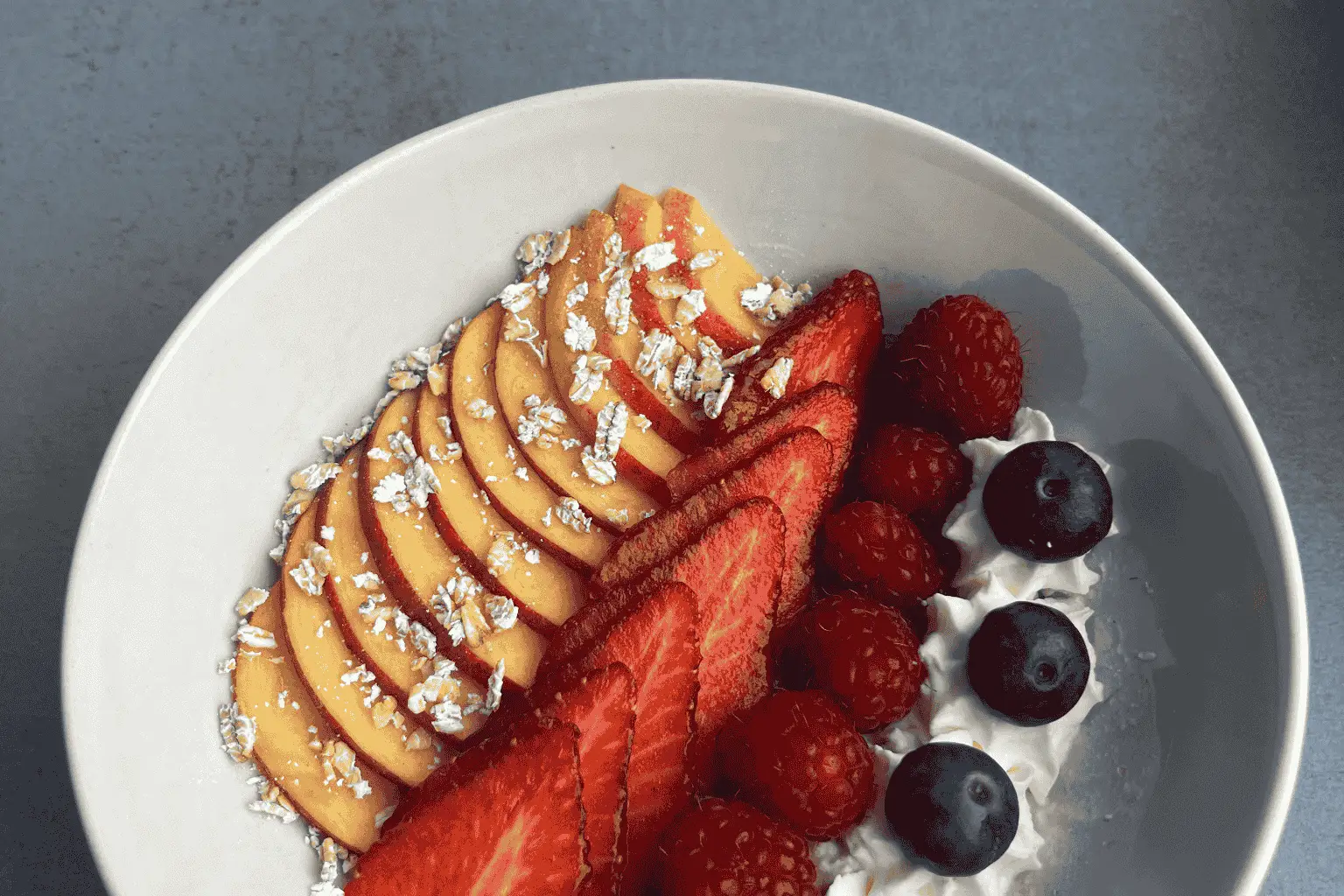 Schüssel mit frischem Frischkorngericht und Obst